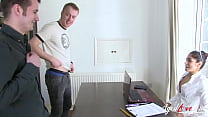 Ухажер трахает руками и секс приспособлениями шлюху-блондинку на ярком диване
